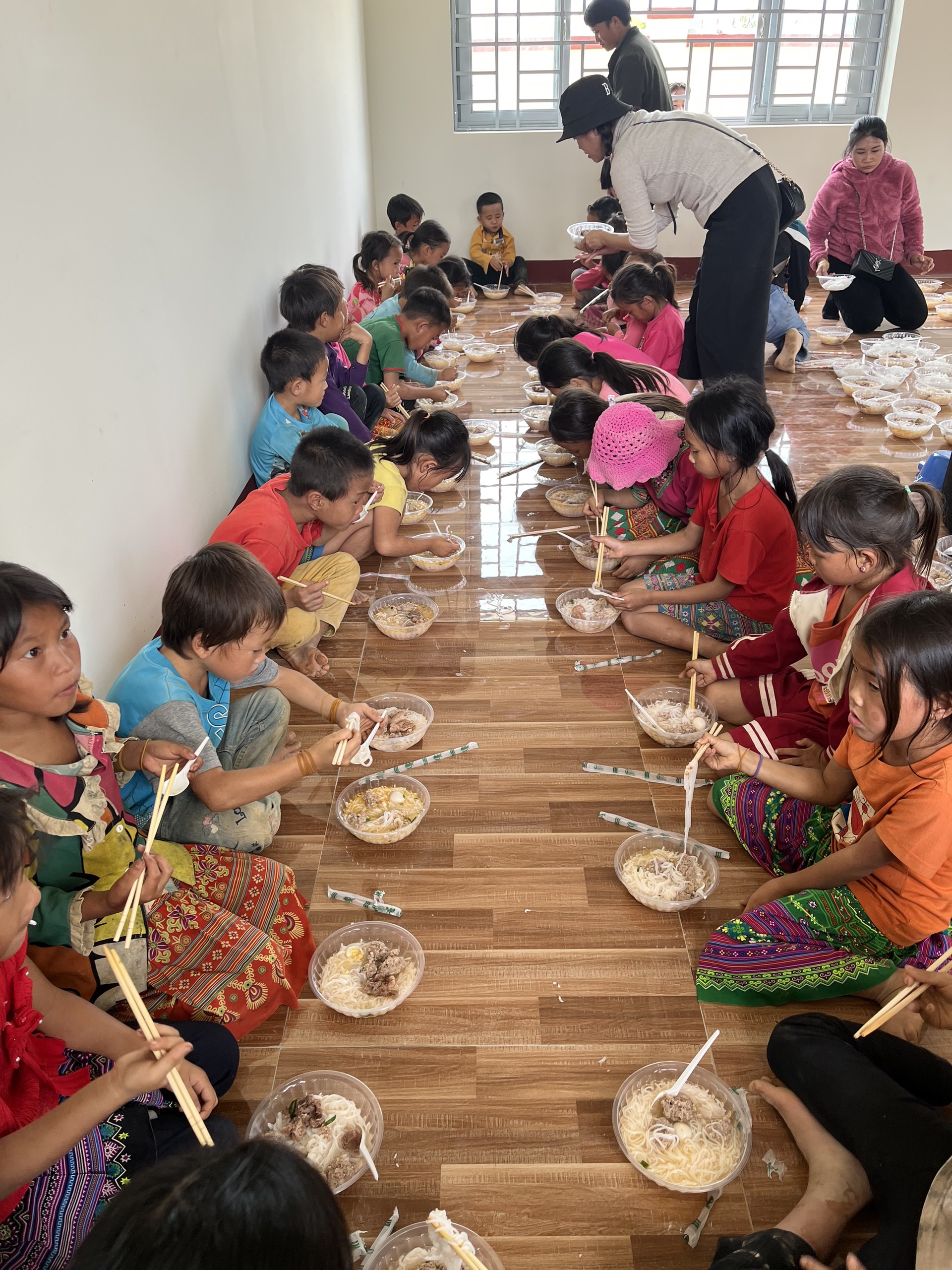 Các em nhỏ thôn Ea Rớt, xã Cư Pui, huyện Krông Bông, tỉnh Đăk Lăk thưởng thức các món ăn do các bạn trẻ nhóm từ thiện đến từ Bà Rịa - Vũng Tàu nấu