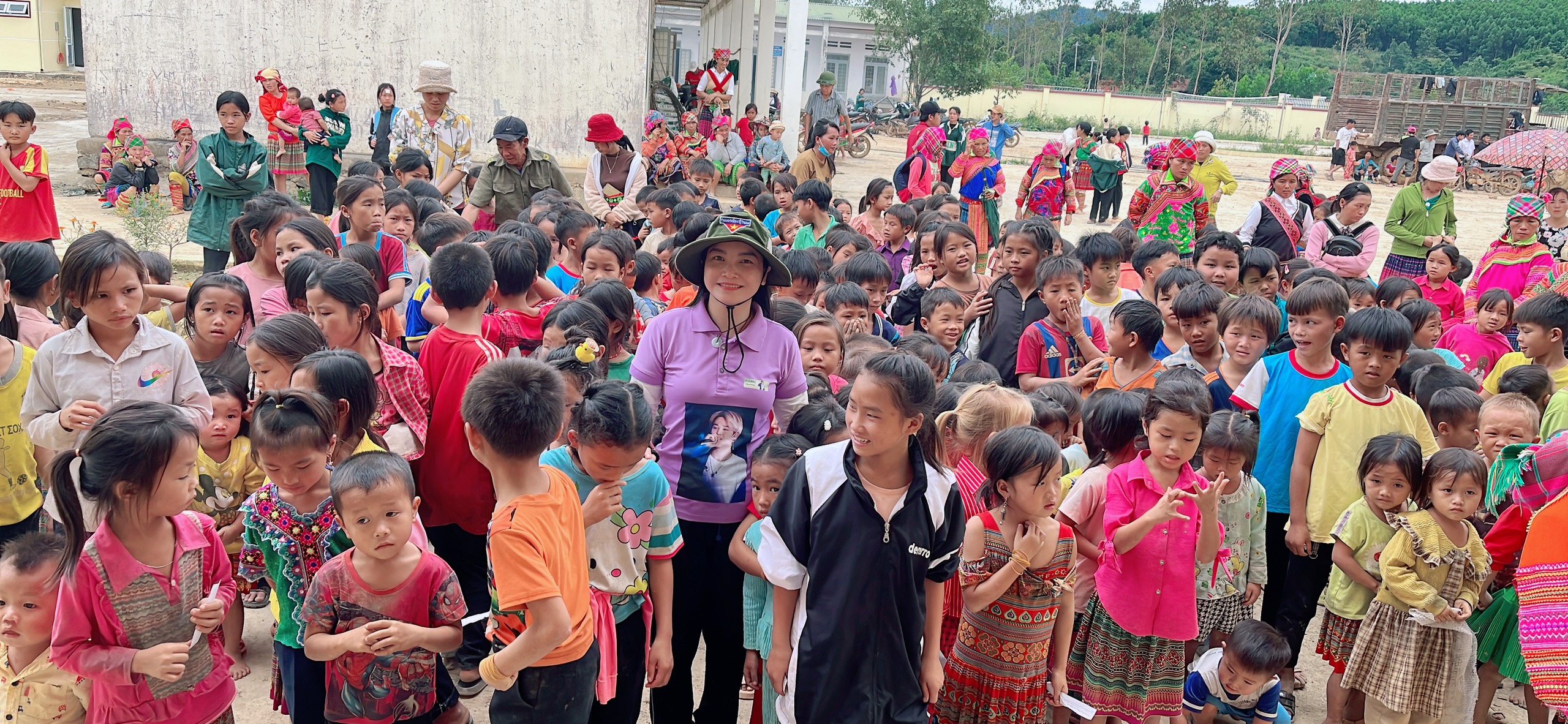 Các em nhỏ huyện Krông Bông, tỉnh Đăk Lăk chụp hình lưu niệm cùng facebooker Celina Nguyen, người xây dựng dự án thiện nguyện mang tên “Tủ sách Jimin” 