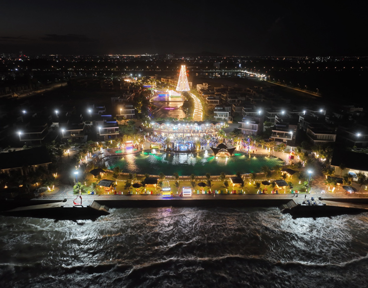 The Maris Vũng Tàu về đêm đẹp lung linh với ánh đèn rực sáng tại cối xay gió lớn nhất thành phố biển, hồ bơi và nhà hàng.