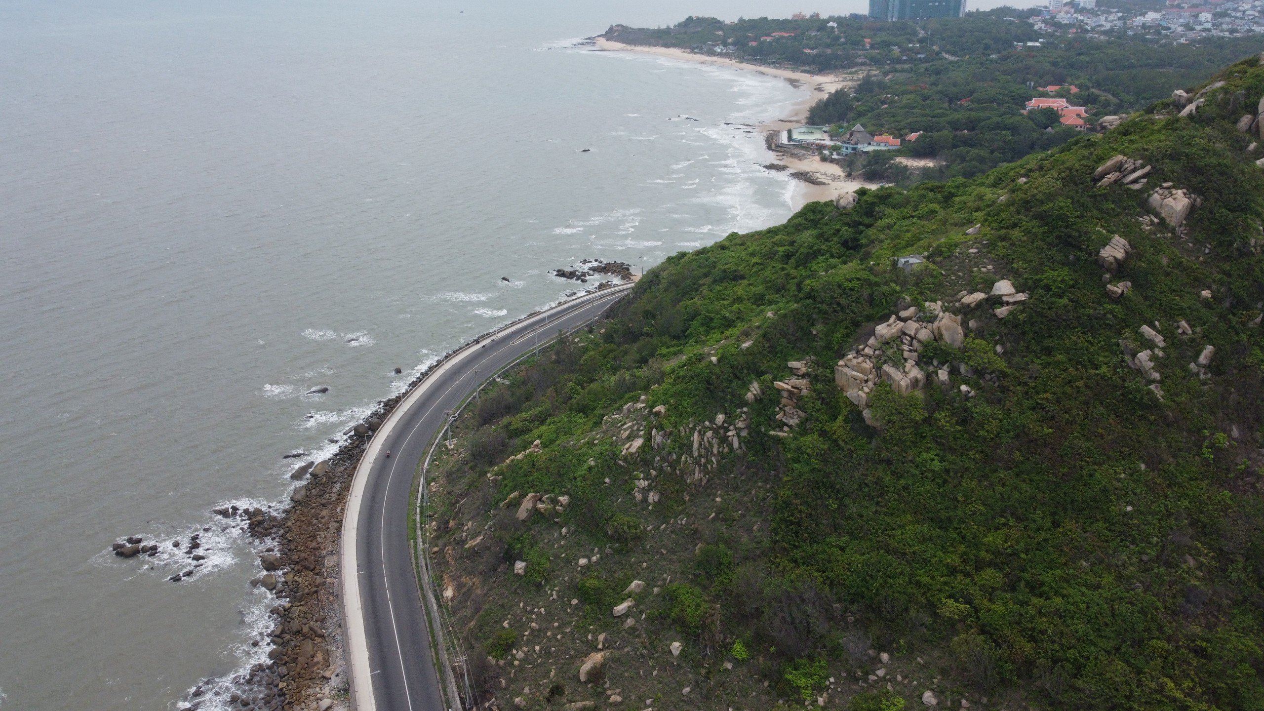  Dự án nâng cấp, mở rộng đường ven biển Vũng Tàu-Bình không lâu nữa sẽ hoàn thành, kết nối đồng bộ với các dự án giao thông trọng điểm khác của vùng Đông Nam Bộ và của tỉnh. Con đường hứa hẹn tạo động lực bứt phá cho các địa phương và DN, nhất là trong lĩnh vực đô thị - du lịch, dịch vụ.