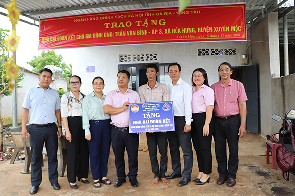 Đại diện UBMTTQ Việt Nam tỉnh và địa phương trao nhà đại đoàn kết cho ông Trần Văn Bình  (xã Hòa Hưng, huyện Xuyên Mộc).