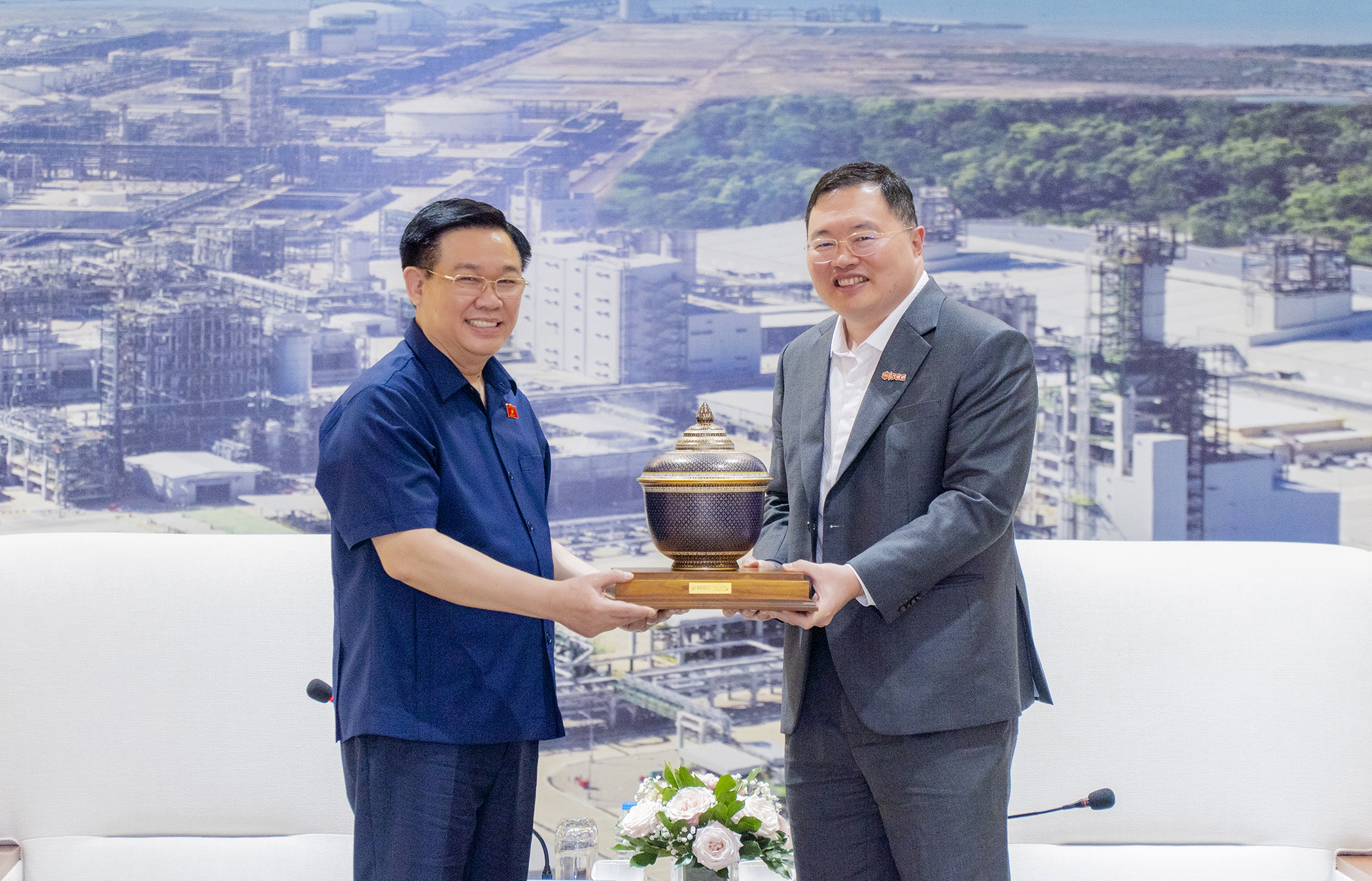 Đại diện SCG tặng quà lưu niệm Chủ tịch Quốc hội Vương Đình Huệ.