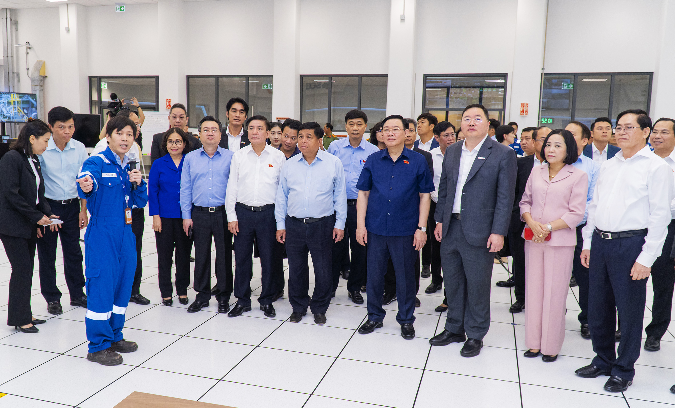 Chủ tịch Quốc hội Vương Đình Huệ, cùng các thành viên Đoàn công tác tham quan nhà điều hành trung tâm của dự án.