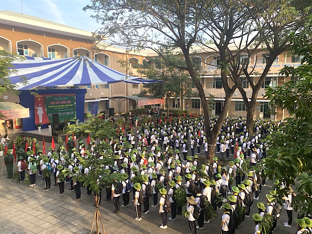 Gần 1.000 HS Trường THPT Nguyễn Du tham gia học kỳ quân đội.
