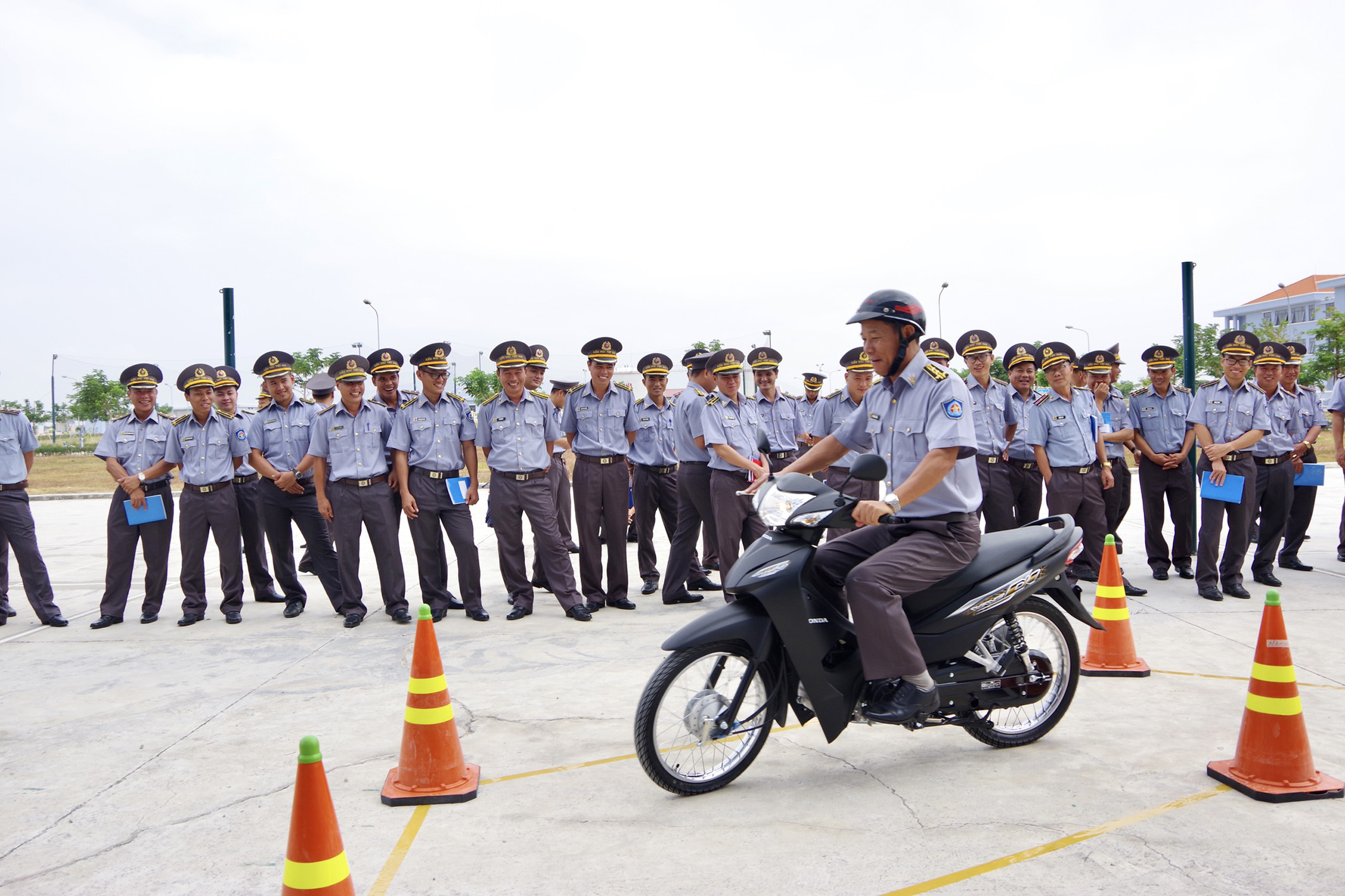 Cán bộ, nhân viên Chi đội Kiểm ngư số 2 thực hành lái xe an toàn trên sa hình.