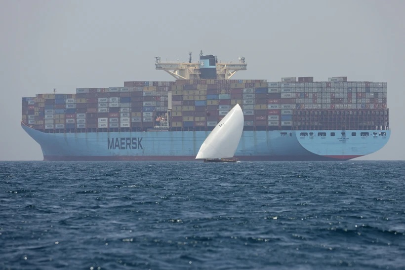 Tàu container của hãng Maersk di chuyển gần đảo Sir Abu Nuair hướng tới Dubai (UAE).