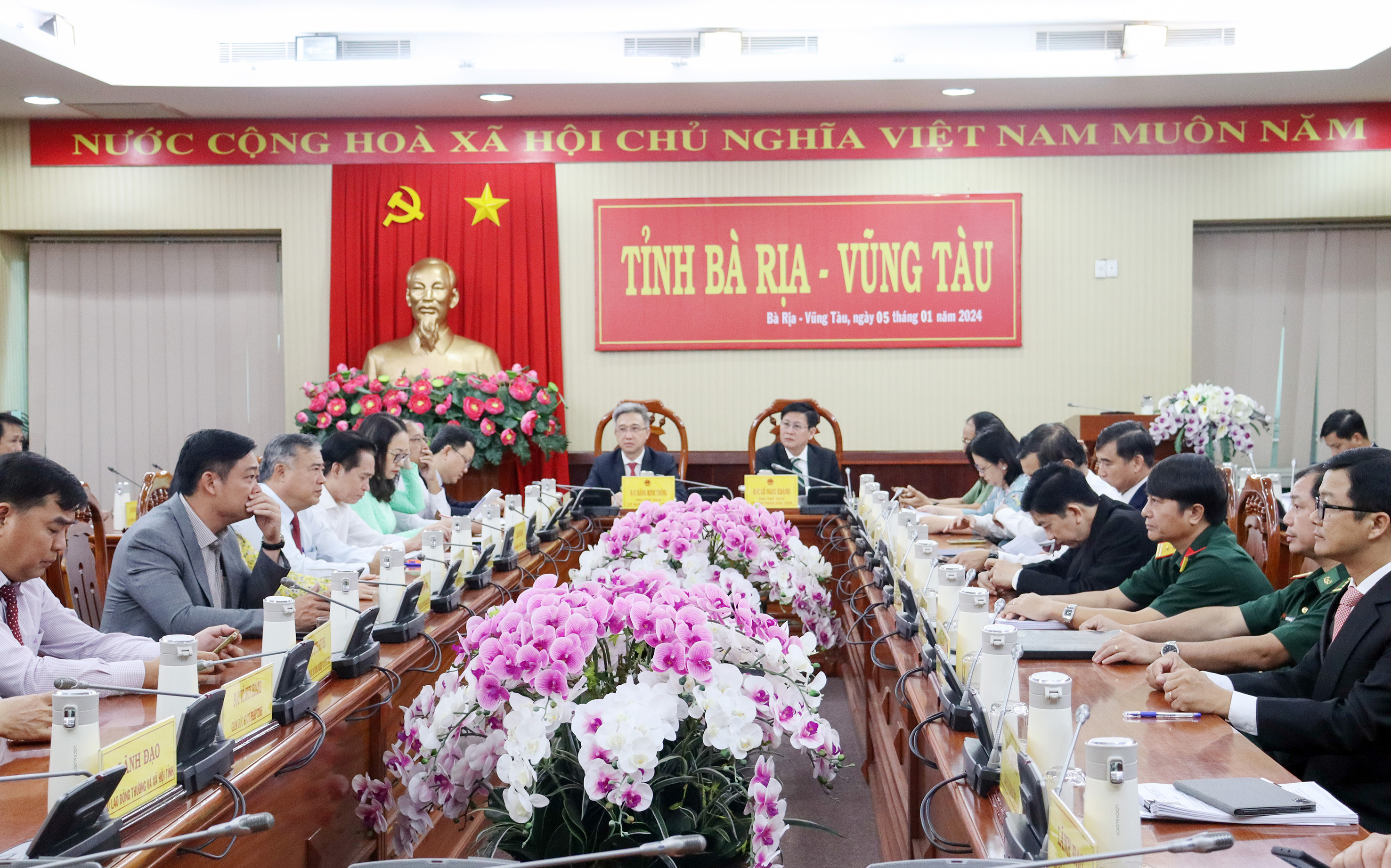 Các Phó Chủ tịch tỉnh Đặng Minh Thông, Lê Ngọc Khánh; đại diện các sở, ngành địa phương tham dự tại điểm cầu tỉnh Bà Rịa-Vũng Tàu.