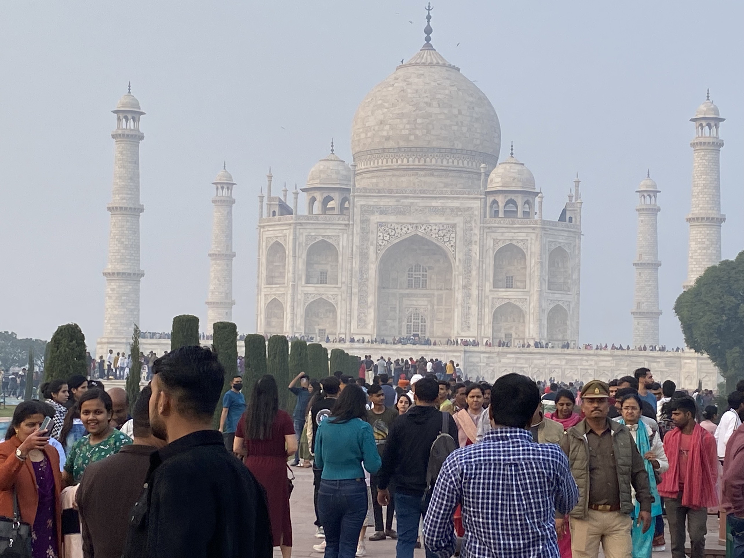 Dòng nguòi vào thăm di tích đền cổ Taj Mahal.