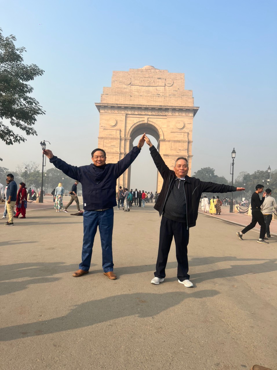 Tiến sĩ Trương Thành Công (trái) và tác giả trước Cổng Ấn Độ - India Gate.