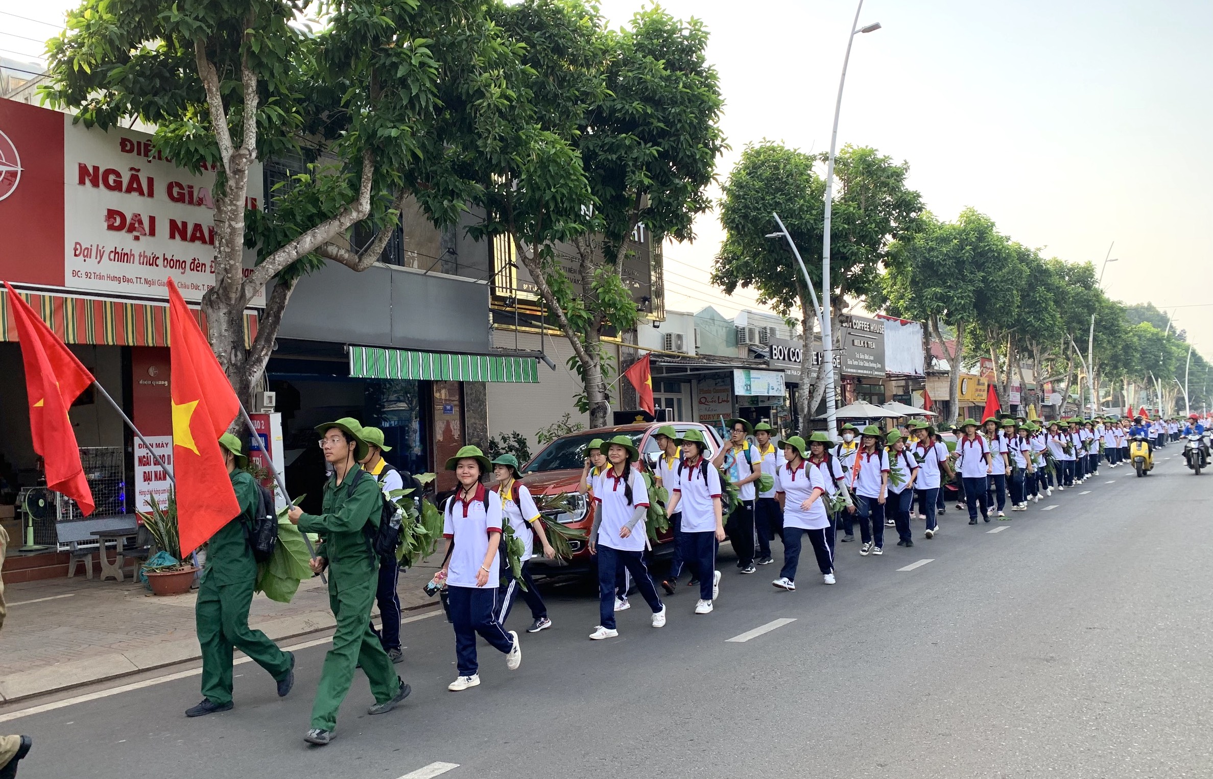 Các em HS hành quân về nguồn.