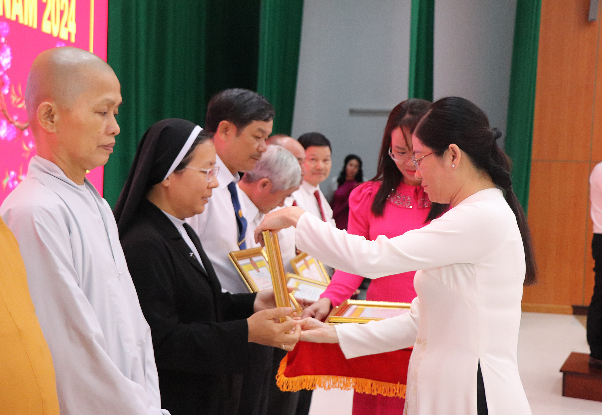 Bà Lê Thị Thủy, Phó Bí thư Thường trực Thành ủy Bà Rịa trao Giấy khen cho các tập thể có thành tích xuất sắc trong phong trào  thi đua yêu nước giữa các tôn giáo năm 2023.