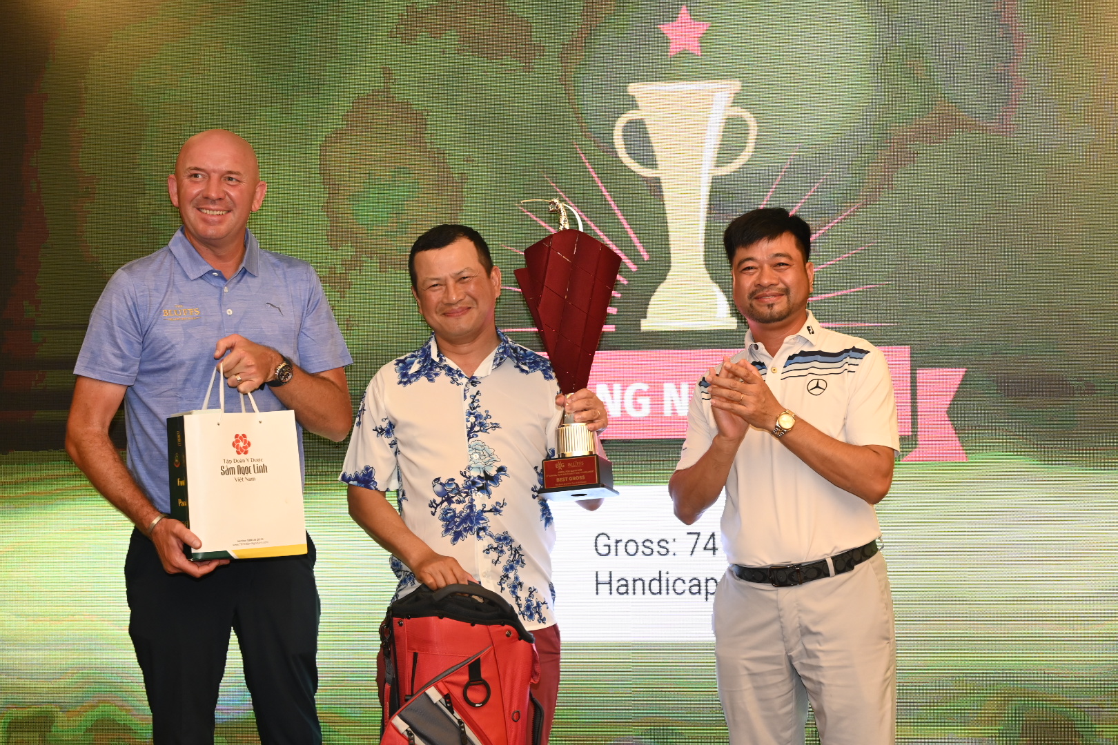 BTC trao giải Best Gross cho golf Hoàng Ngọc Quý.