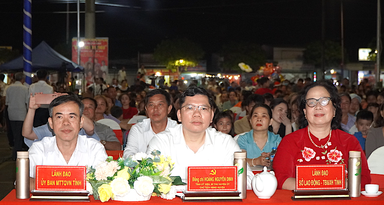 Lãnh đạo sở, ngành cùng lãnh đạo huyện Châu Đức tham dự chương trình.