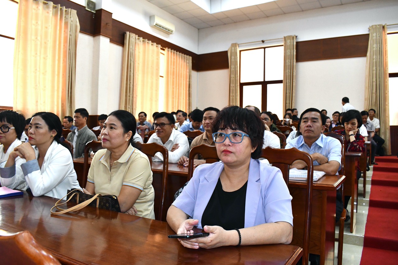 Các thí sinh tham gia kỳ thi nâng ngạch công chức, thăng hạng viên chức do Hội đồng thi nâng ngạch công chức, thăng hạng viên chức tỉnh tổ chức vào ngày 24/12/2022.