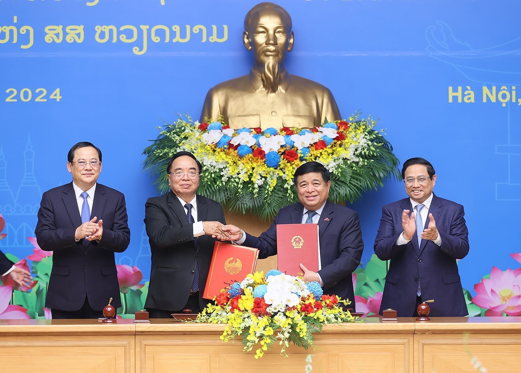 Thủ tướng Phạm Minh Chính và Thủ tướng Lào Sonexay Siphandone chứng kiến ký biên bản kỳ họp lần thứ 46. 