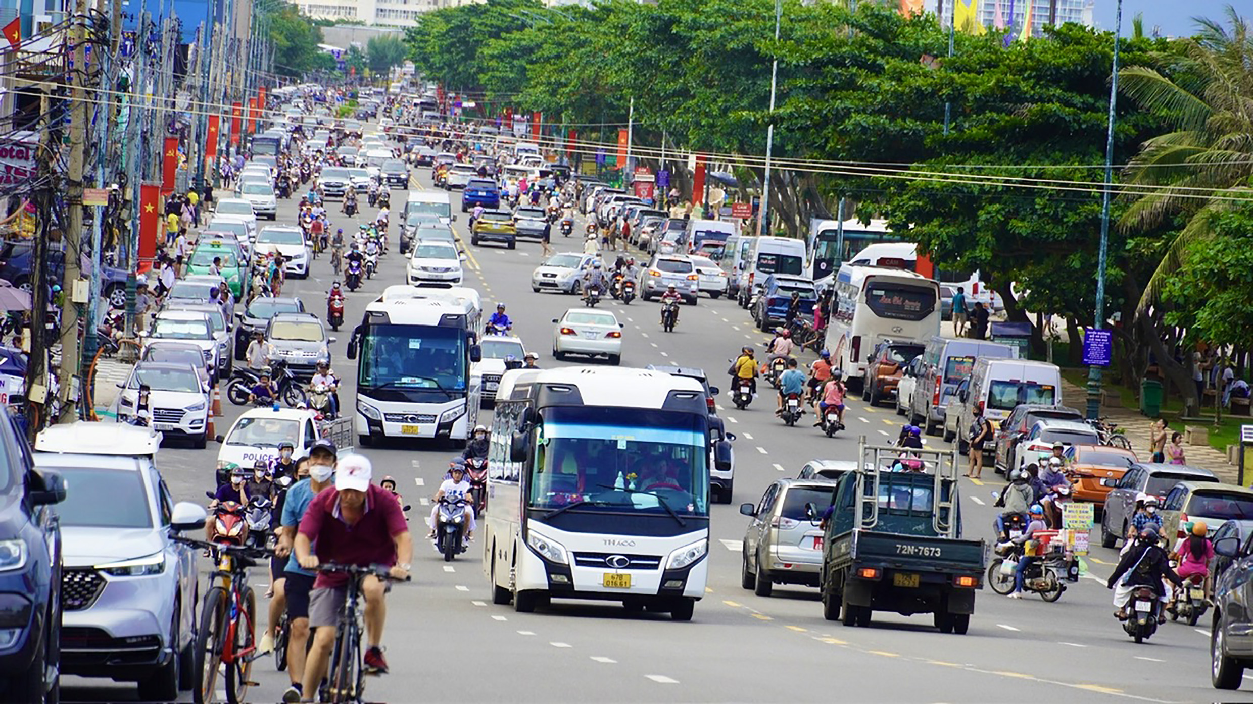 Đường Thùy Vân, TP.Vũng Tàu tấp nập phương tiện di chuyển vào các ngày lễ, Tết.