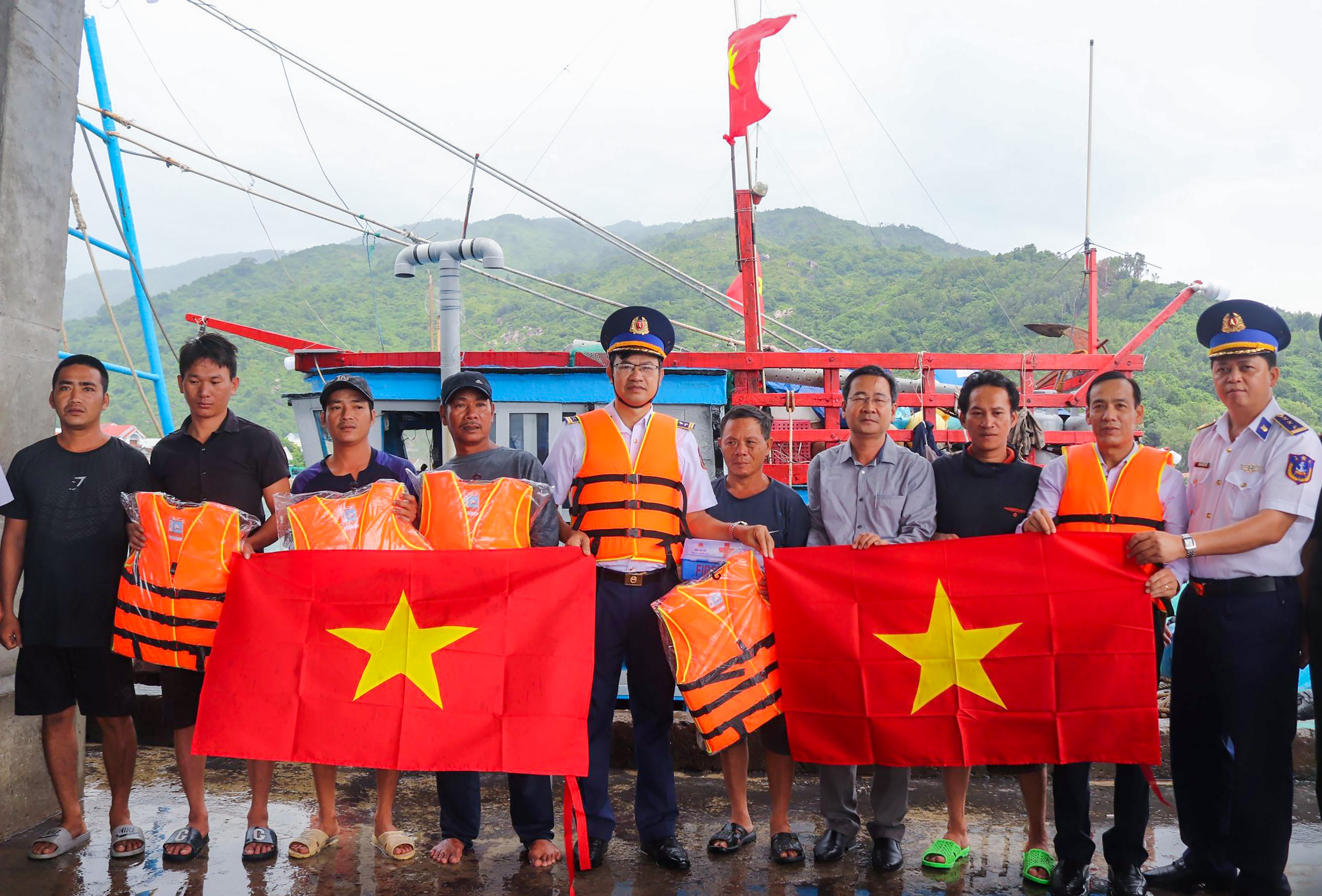 Cảnh sát biển tặng cờ Tổ quốc cho ngư dân.