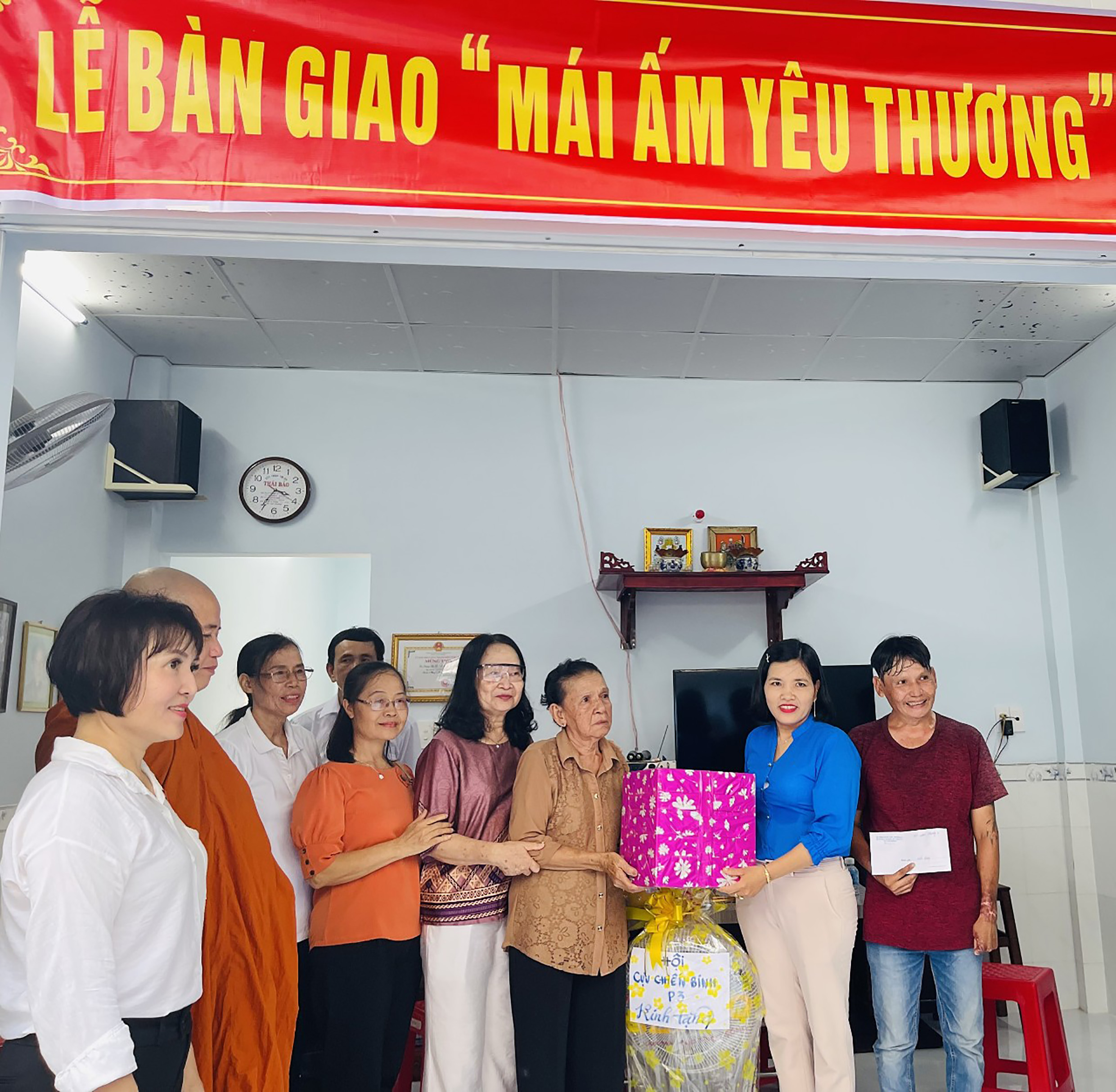 Lãnh đạo UBMTTQ Việt Nam TP.Vũng Tàu và lãnh đạo khu phố 2, phường 3 tặng quà cho bà Dương Thị Tài (62/19 Trương Công Định).