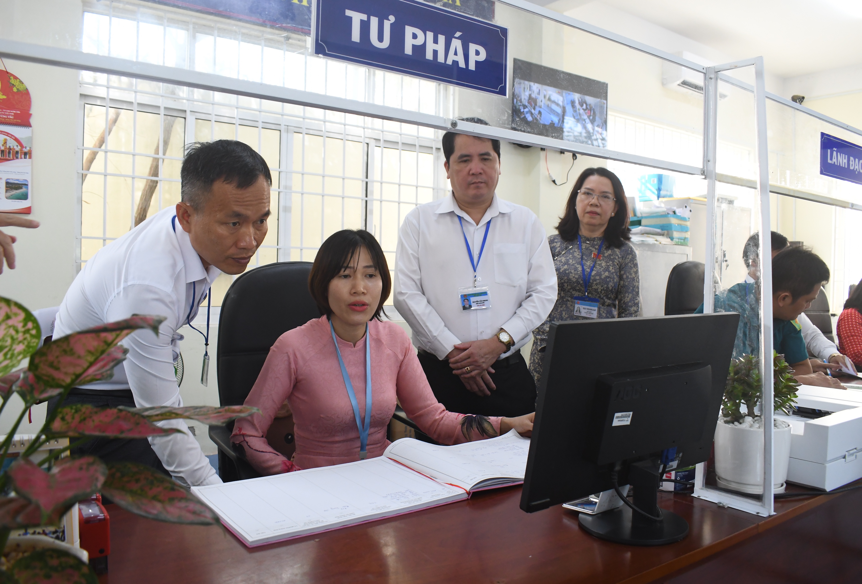 Ông Nguyễn Tấn Phong (thứ 2 từ phải qua), Phó Giám đốc Sở Nội vụ, Trưởng Đoàn kiểm tra công vụ tỉnh, kiểm tra tại Bộ phận một cửa UBND phường 1, TP. Vũng Tàu.