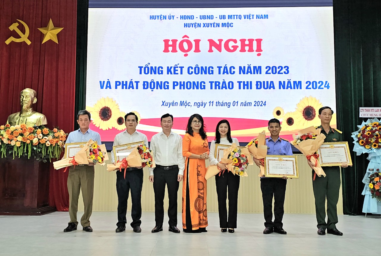 Lãnh đạo Huyện ủy và UBND huyện Xuyên Mộc tặng giấy khen cho các tập thể, cá nhân đạt thành tích trong phong trào thi đua năm 2023