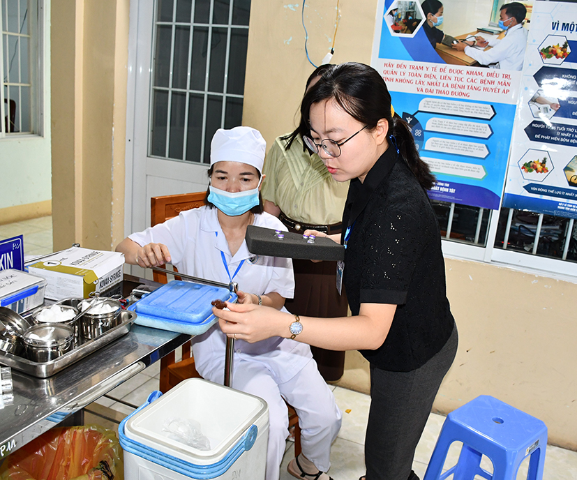 Bác sĩ Ngô Như Quỳnh, Phụ trách chương trình tiêm chủng mở rộng (Khoa Phòng chống bệnh truyền nhiễm Ký sinh trùng, Côn trùng, CDC tỉnh) giám sát công tác tiêm chủng tại TYT phường 11 (TP.Vũng Tàu).