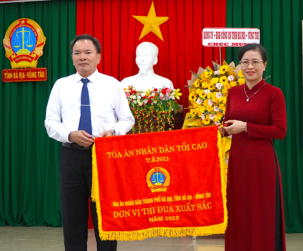 Chánh án TAND tỉnh Trần Văn Vui trao cờ thi đua
