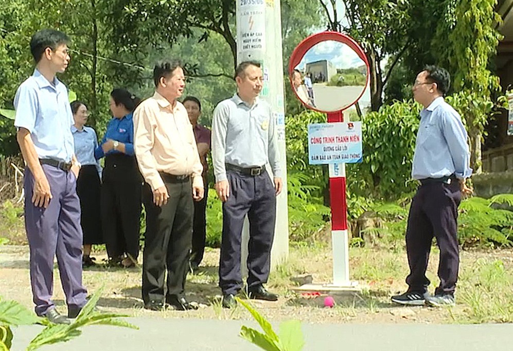 Đại diện đơn vị tài trợ Công ty CP Thép Posco Yamato Vina và chính quyền địa phương tham quan công trình thanh niên 