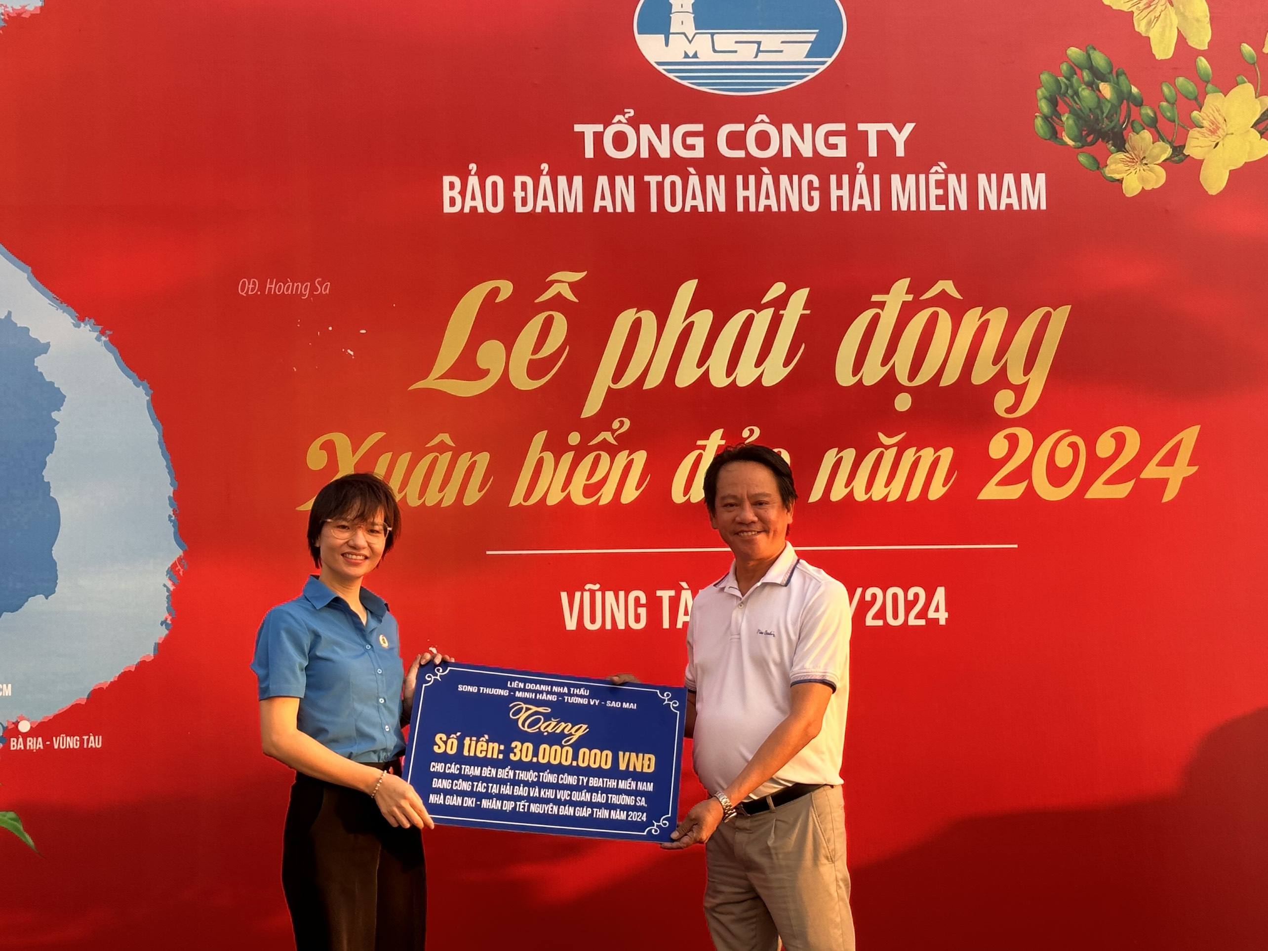 Bà Nguyễn Thị Thu Hồng, Phó Chủ tịch Công đoàn VMS-South  thay mặt người lao động nhận quà của các đối tác DN gửi tới người lao động đang làm việc tại các trạm đèn, nhà giàn DK1 đang làm việc tại hải đảo và khu vực quần đảo Trường Sa