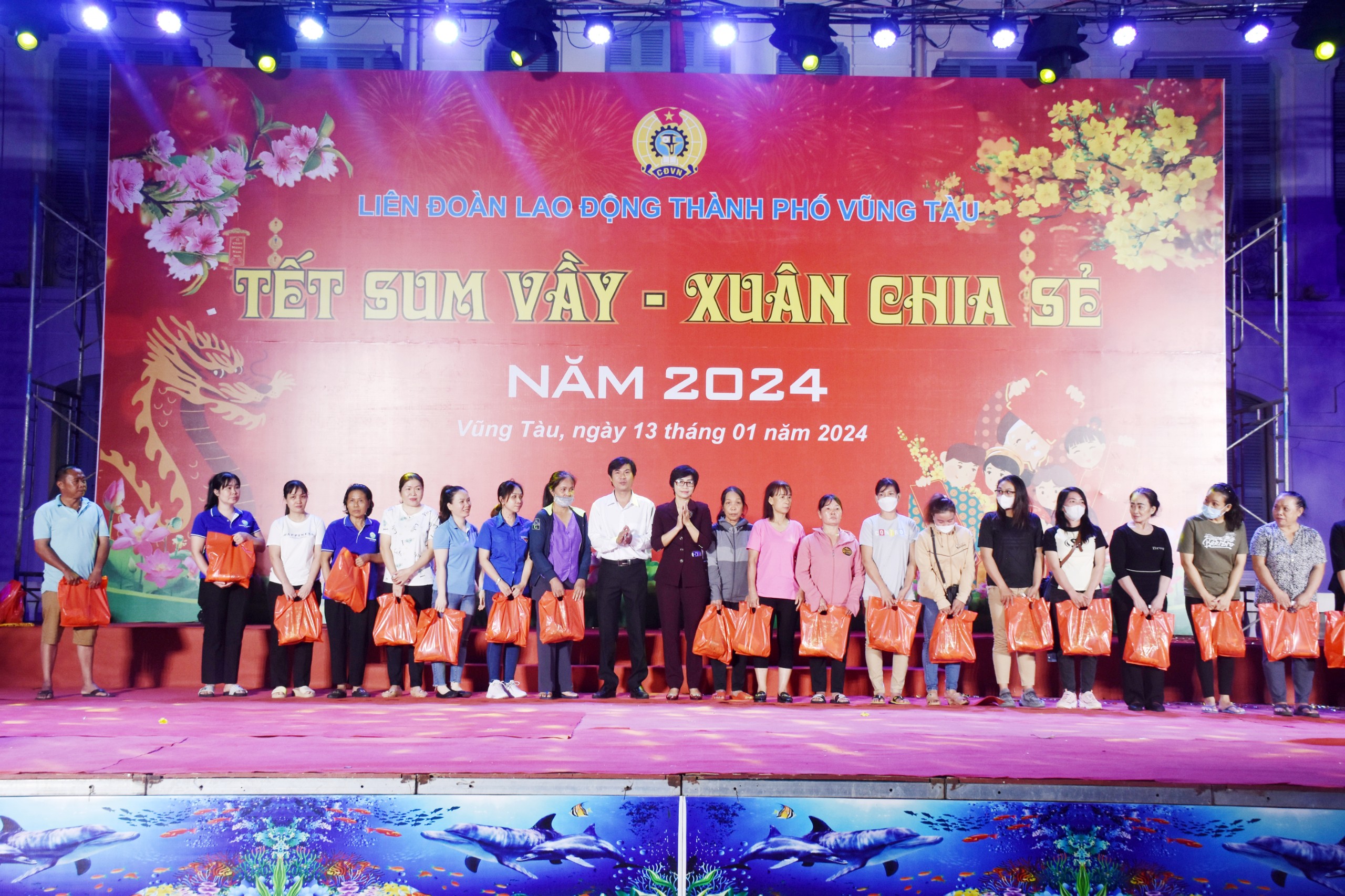 Bà Lê Thị Thanh Bình, Phó Bí thư Thường trực Thành ủy và đại diện LĐLĐ tỉnh tặng quà cho đoàn viên, NLĐ khó khăn