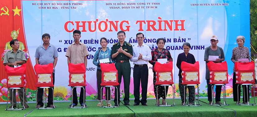 Ông Nguyễn Văn Lợi, Phó trưởng Ban Dân vận Tỉnh ủy và Đại tá Nguyễn Văn Thống, Phó Chính ủy BĐBP tỉnh trao quà đến các gia đình có hoàn cảnh khó khăn ở huyện Xuyên Mộc.