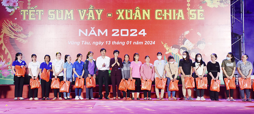 Đoàn viên, NLĐ khó khăn nhận quà tại chương trình “Tết sum vầy-Xuân chia sẻ” năm 2024 do LĐLĐ TP.Vũng Tàu tổ chức.