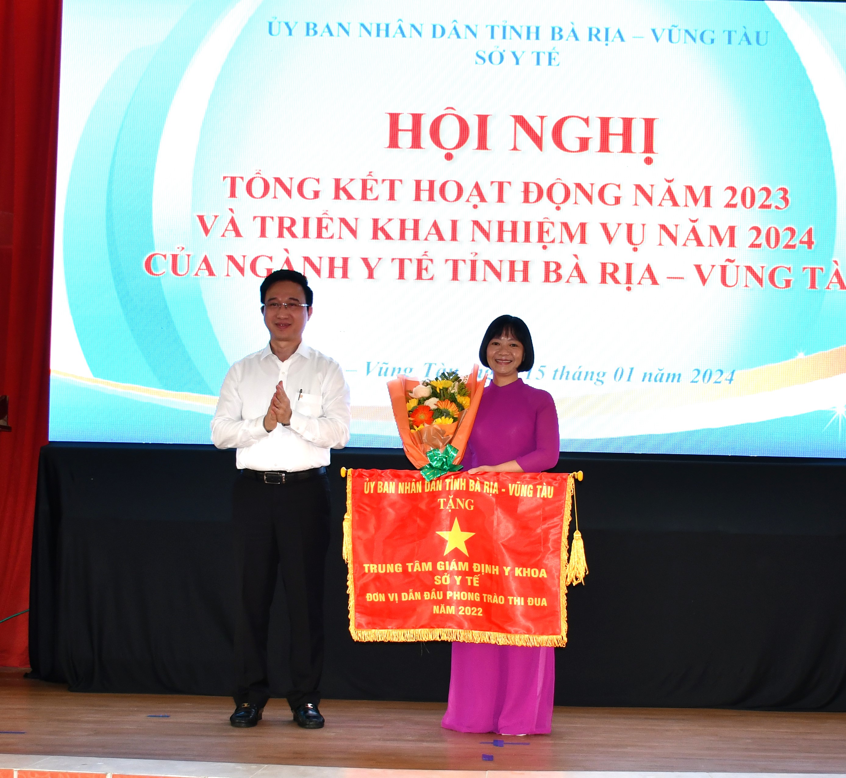 Ông Đặng Minh Thông, Phó Chủ tịch UBND tỉnh tặng Cờ thi đua  cho Trung tâm Giám định Y khoa đã có thành tích xuất sắc  trong phong trào thi đua năm 2022.