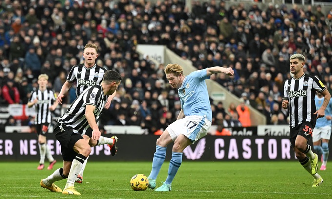 De Bruyne tỏa sáng rực rỡ trong ngày tái xuất Premier League.