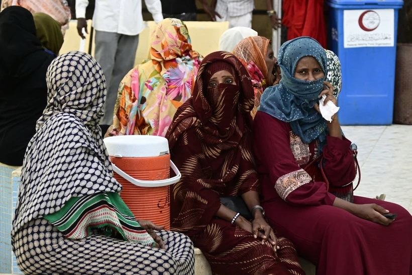 Bệnh nhân chờ khám bệnh tại một bệnh viện ở Port Sudan.