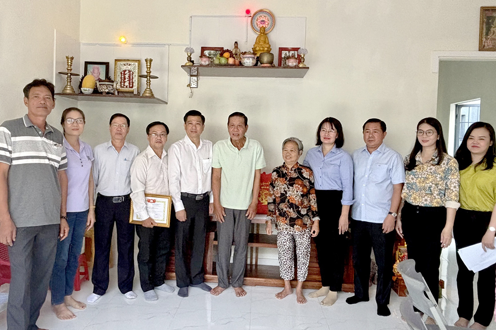 Bí thư Thành ủy Bà Rịa Trần Văn Tuấn cùng các đại biểu chúc mừng, tặng quà gia đình bà Nguyễn Thị Tám. Ảnh: NHÃ UYÊN