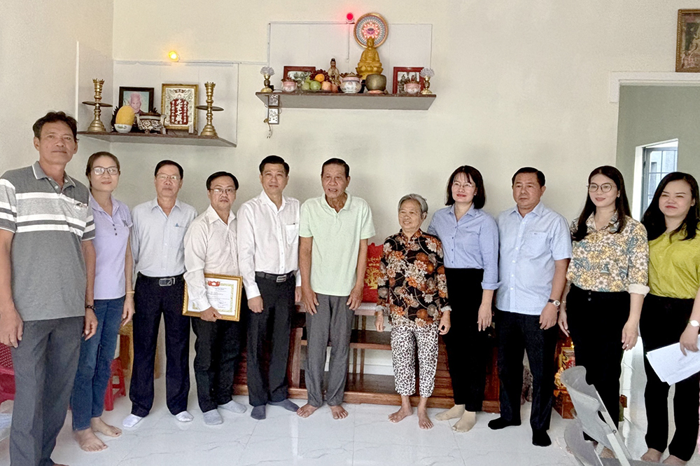 Bí thư Thành ủy Bà Rịa Trần Văn Tuấn cùng các đại biểu chúc mừng, tặng quà gia đình bà Nguyễn Thị Tám. Ảnh: NHÃ UYÊN