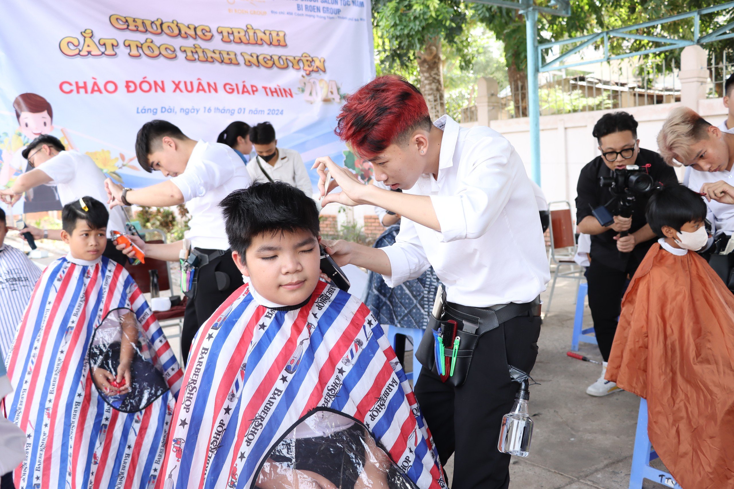 Thiếu nhi là học sinh Trường TH Láng Dài 1 và THCS Láng Dài được cắt tóc miễn phí tại chương trình.