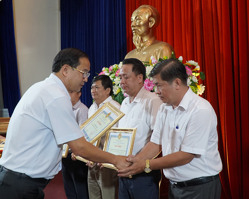 Chủ tịch UBND huyện Nguyễn Tấn Bản trao khen thưởng cho các tập thể và cá nhân đạt thành tích xuất sắc trong công tác cải cách hành chính, chuyển đổi số và Đề án 06 năm 2023.