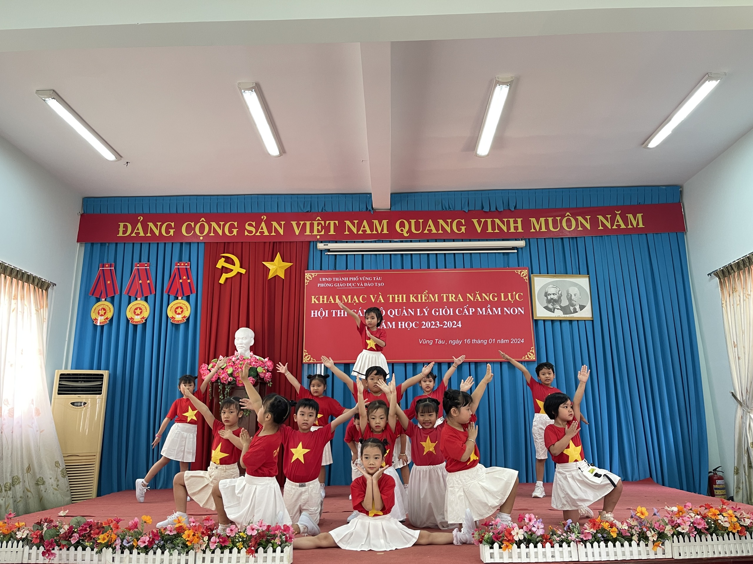 Tiết mục múa “Cháu hát về đảo xa” lớp 5-6 tuổi Trường MN Ánh Dương chào mừng hội thi.