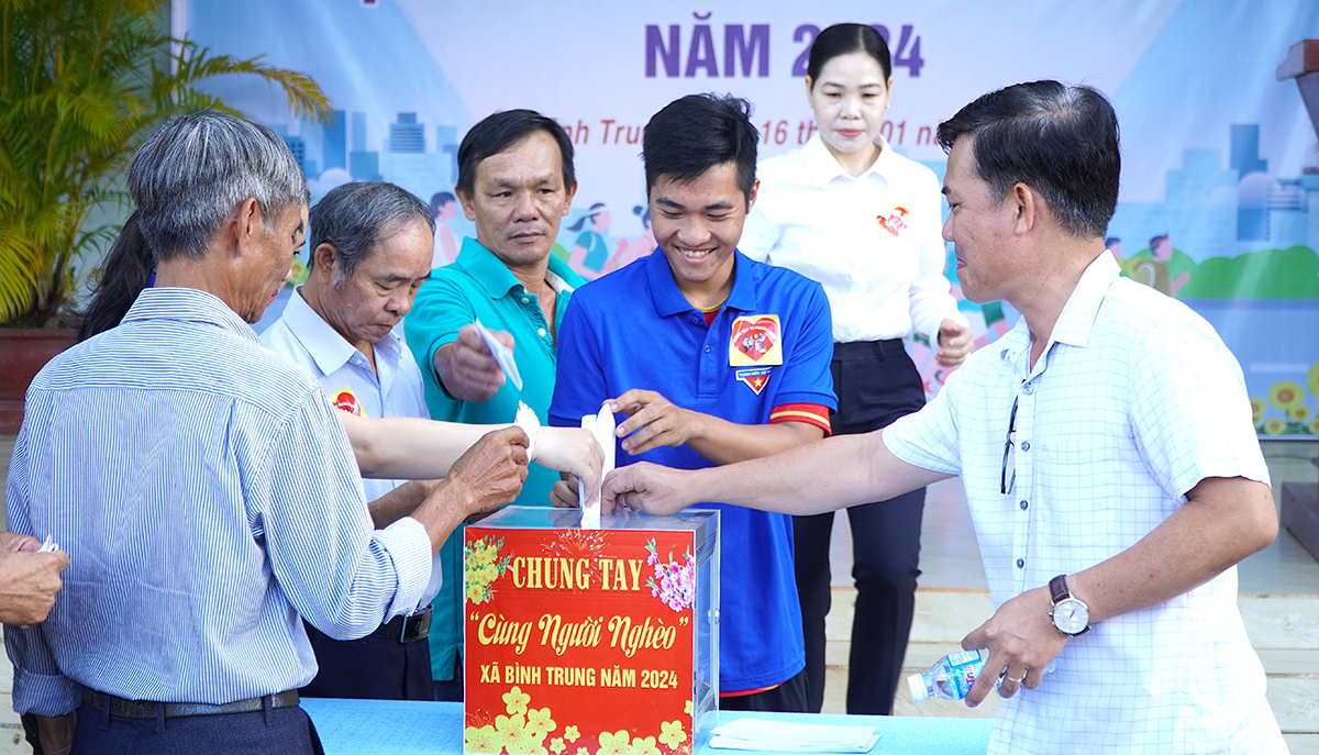 Cán bộ, công chức và người dân quyên góp gây quỹ hỗ trợ chăm lo cho hộ mới thoát nghèo  trên địa bàn xã Bình Trung.