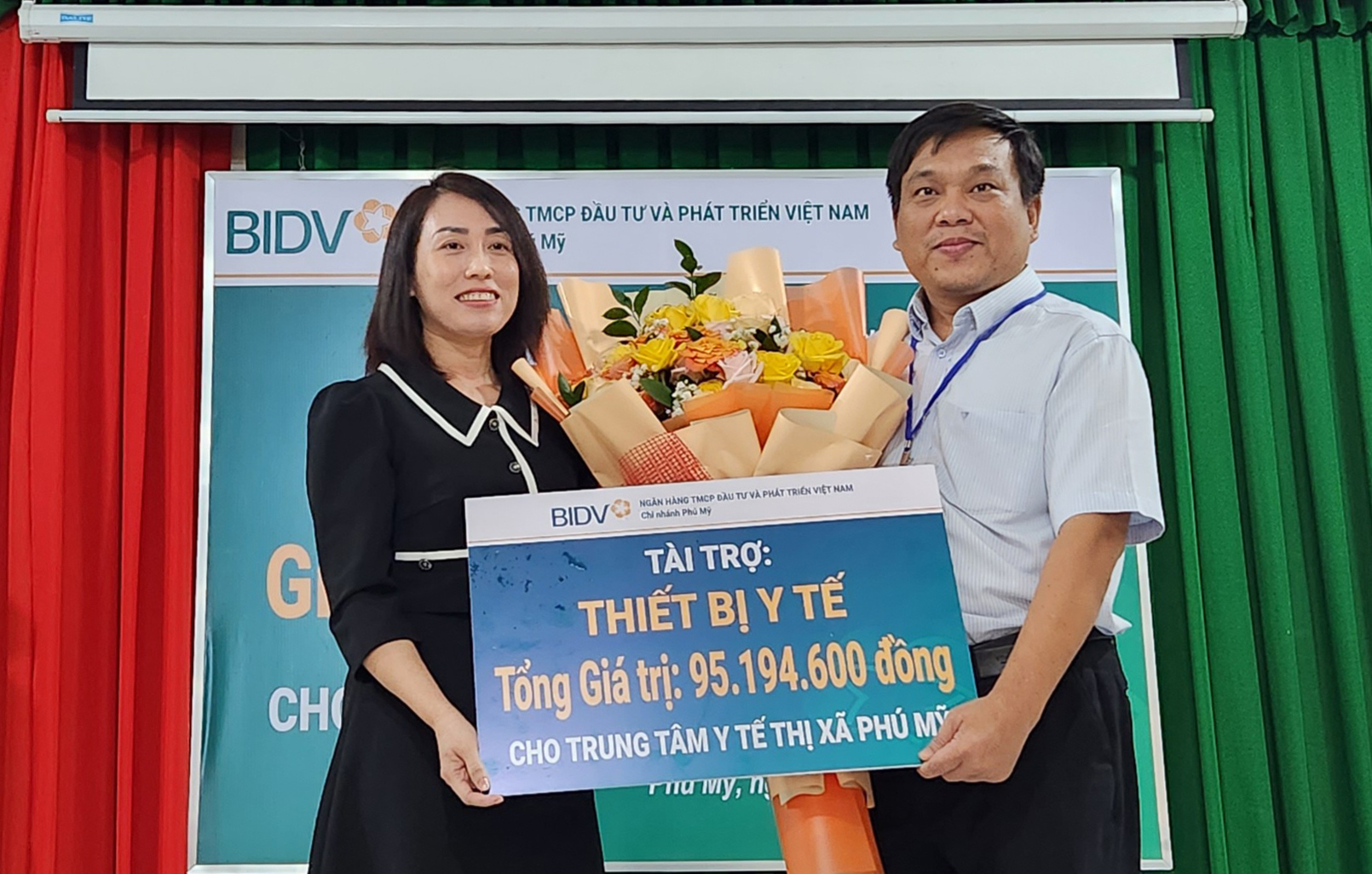 Bà Nguyễn Thanh Thủy, Giám đốc BIDV Chi nhánh Phú Mỹ trao bảng tượng trưng tặng thiết bị cho Trung tâm Y tế TX.Phú Mỹ.