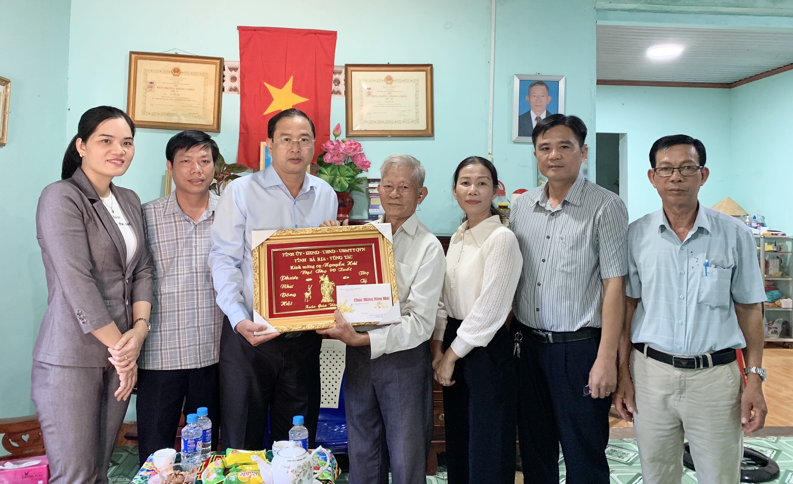 Chủ tịch UBND huyện Châu Đức Nguyễn Tấn Bản tặng hoa chúc mừng các cán bộ được bổ nhiệm. Ảnh: THÁI BÌNH.U