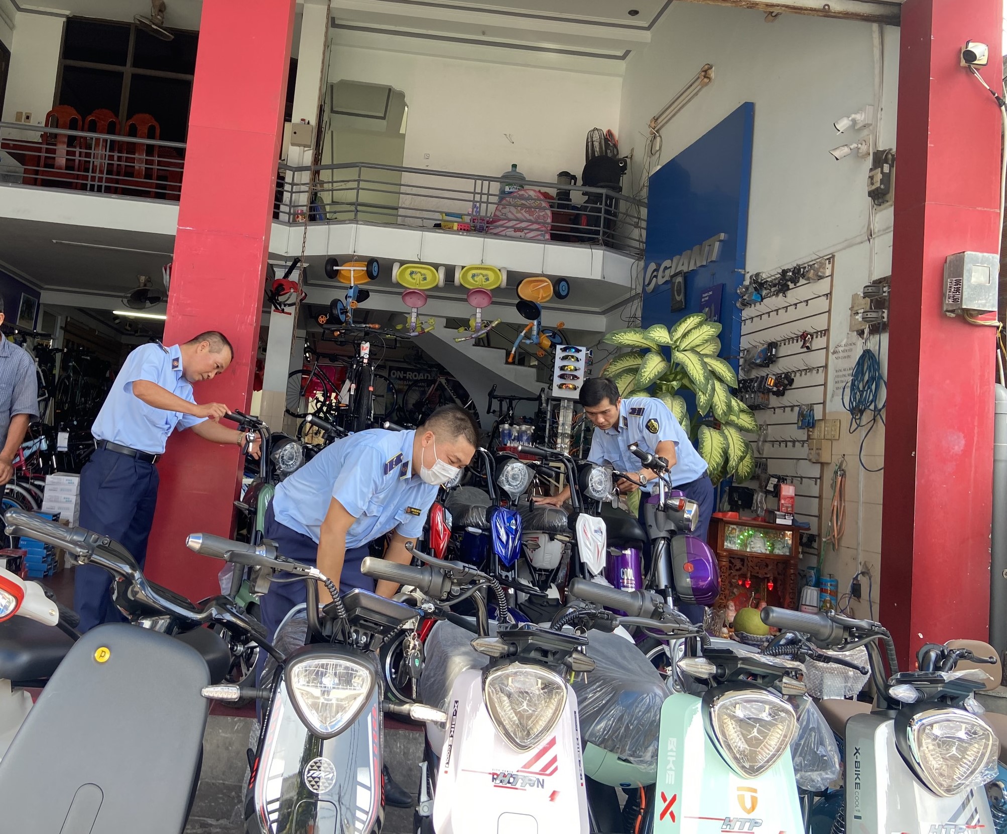 Lực lượng QLTT kiểm tra xuất xứ hàng hóa tại cửa hàng xe đạp trên đường Trương Công Định, TP. Vũng Tàu.