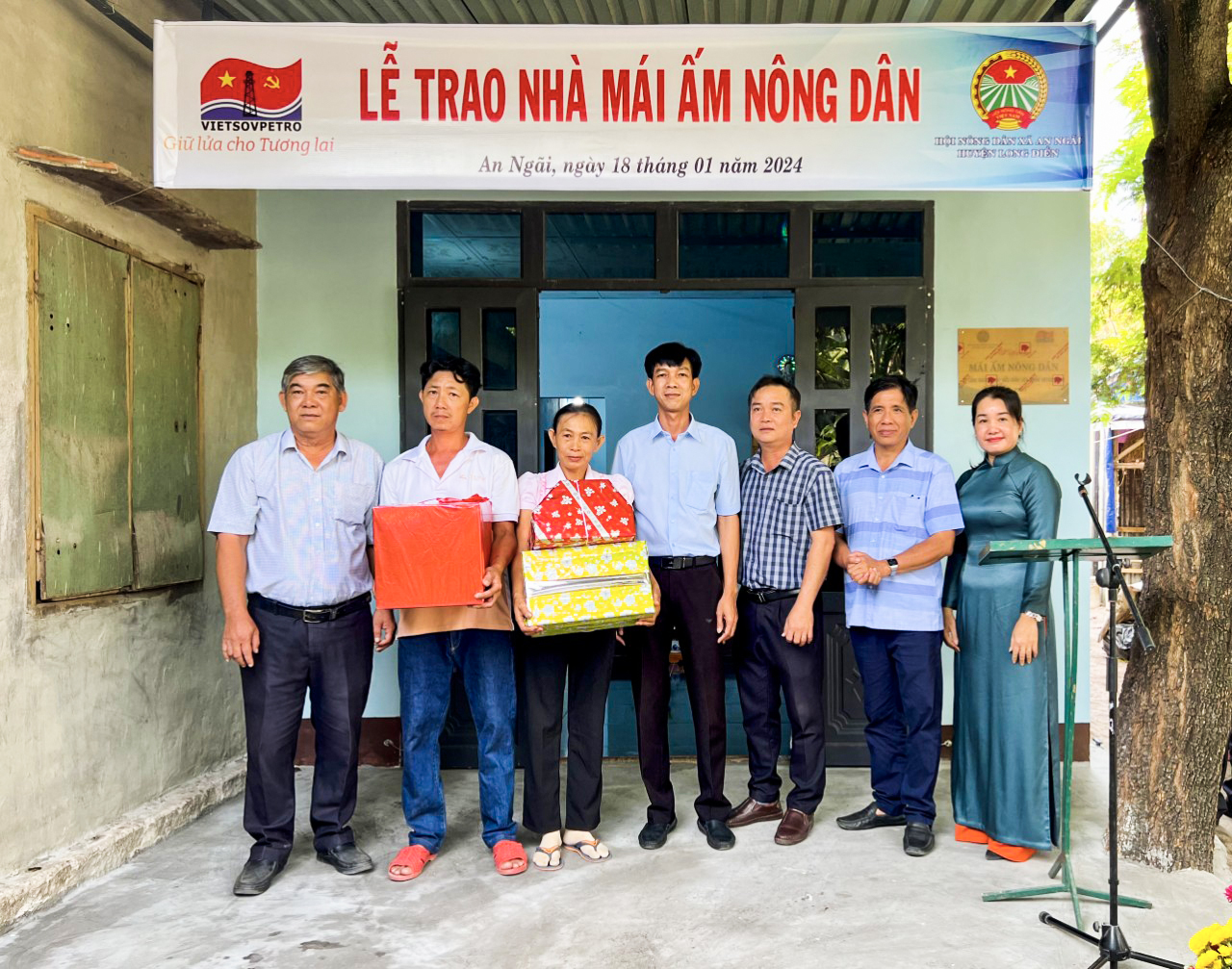 Ông Võ Văn Nghĩa (bên trái), Chủ tịch Hội Nông dân huyện Long Điền; lãnh đạo UBND xã An Ngãi và doanh nghiệp trao quà cho gia đình bà Trần Thị Lệ Hòa.