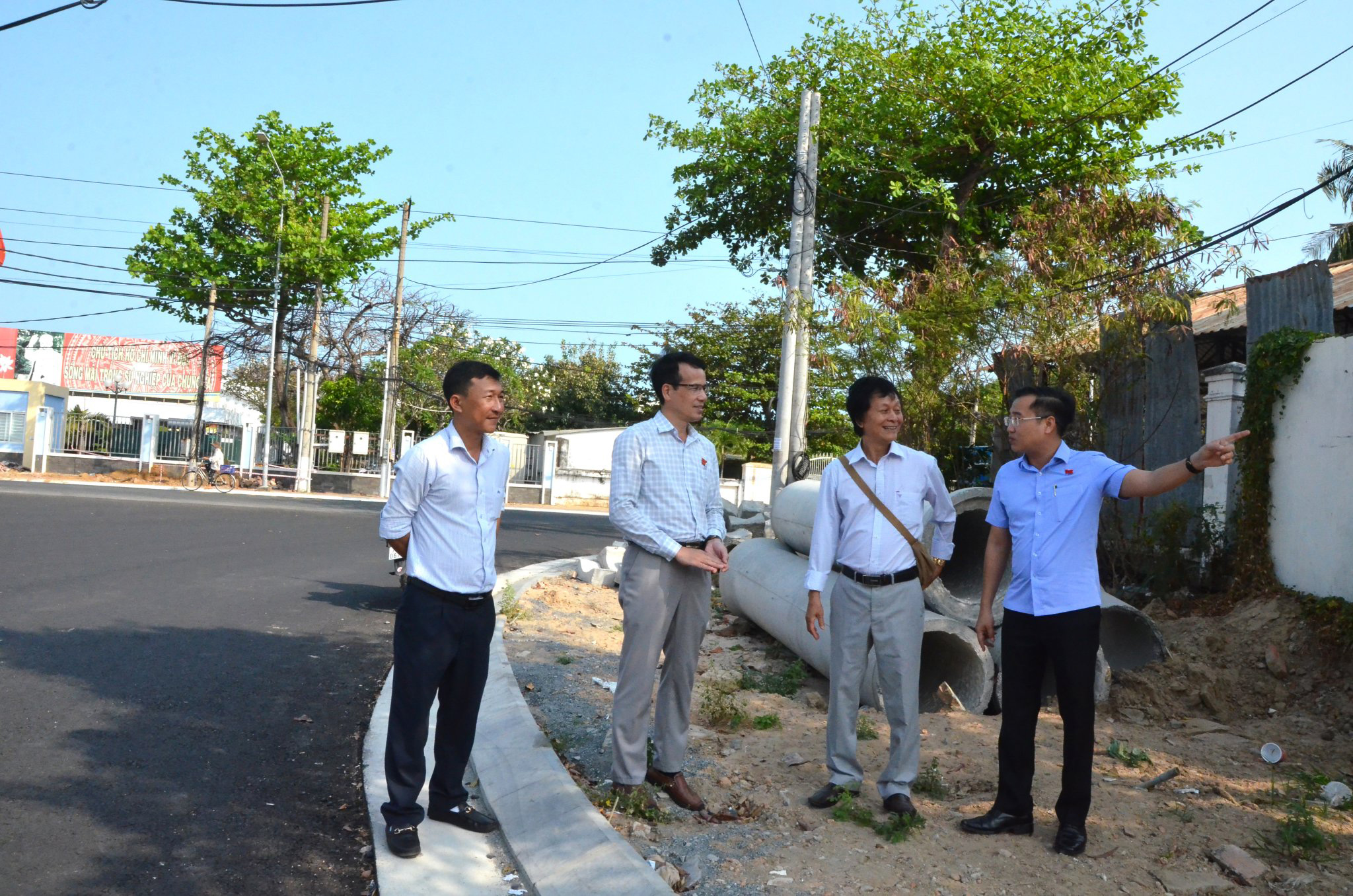  Lãnh đạo Ban Dân vận Thành ủy Vũng Tàu gặp gỡ, vận động người dân bàn giao mặt bằng thực hiện dự án đường Thống Nhất (nối dài).