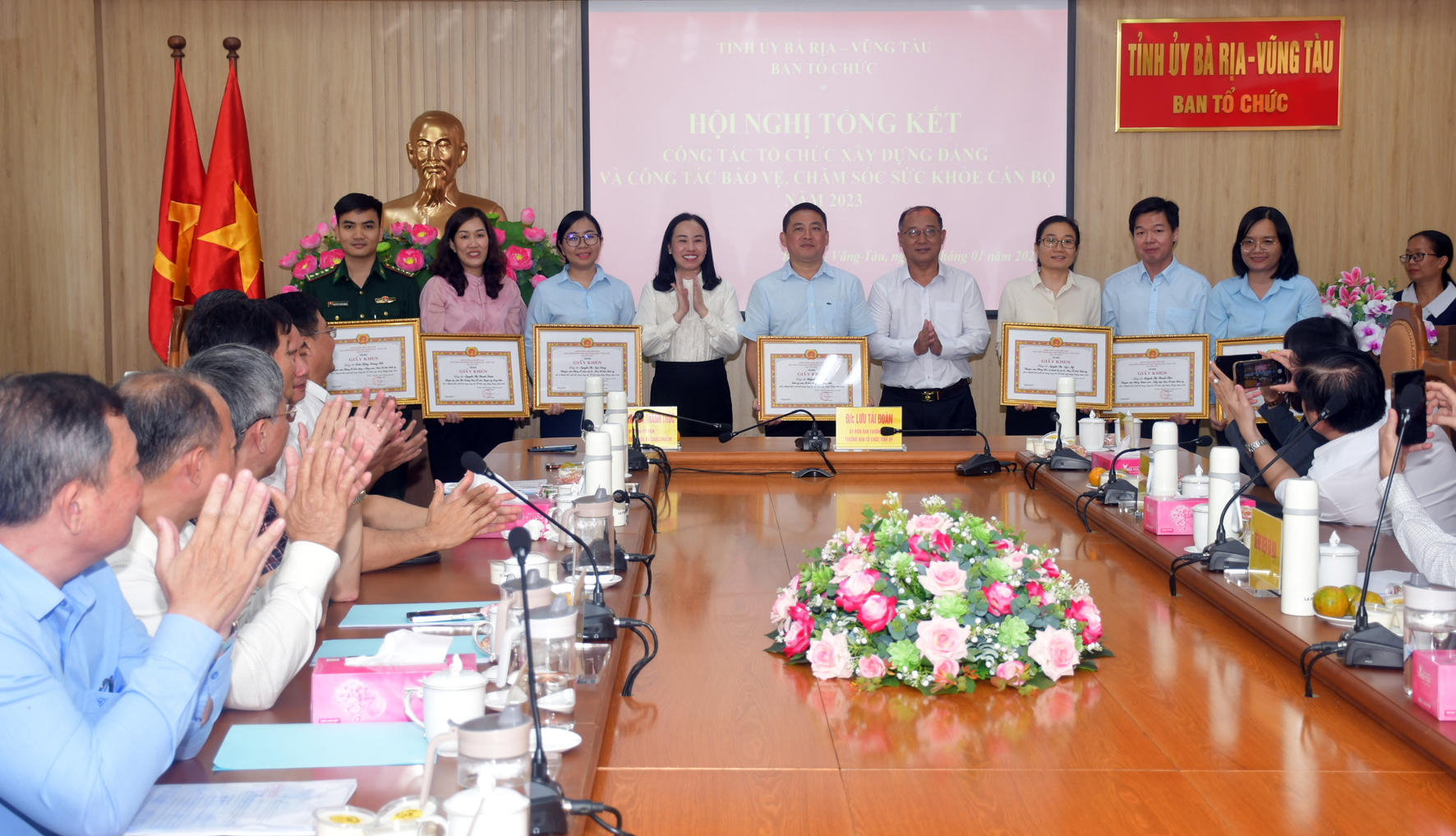 Bà Võ Ngọc Thanh Trúc, Tỉnh ủy viên, Phó Trưởng Ban Thường trực Ban Tổ chức Tỉnh ủy và ông Phạm Minh An, Giám đốc Sở Y tế, Phó Trưởng Ban Thường trực Ban Bảo vệ, chăm sóc sức khỏe cán bộ tỉnh trao Giấy khen cho các cá nhân.