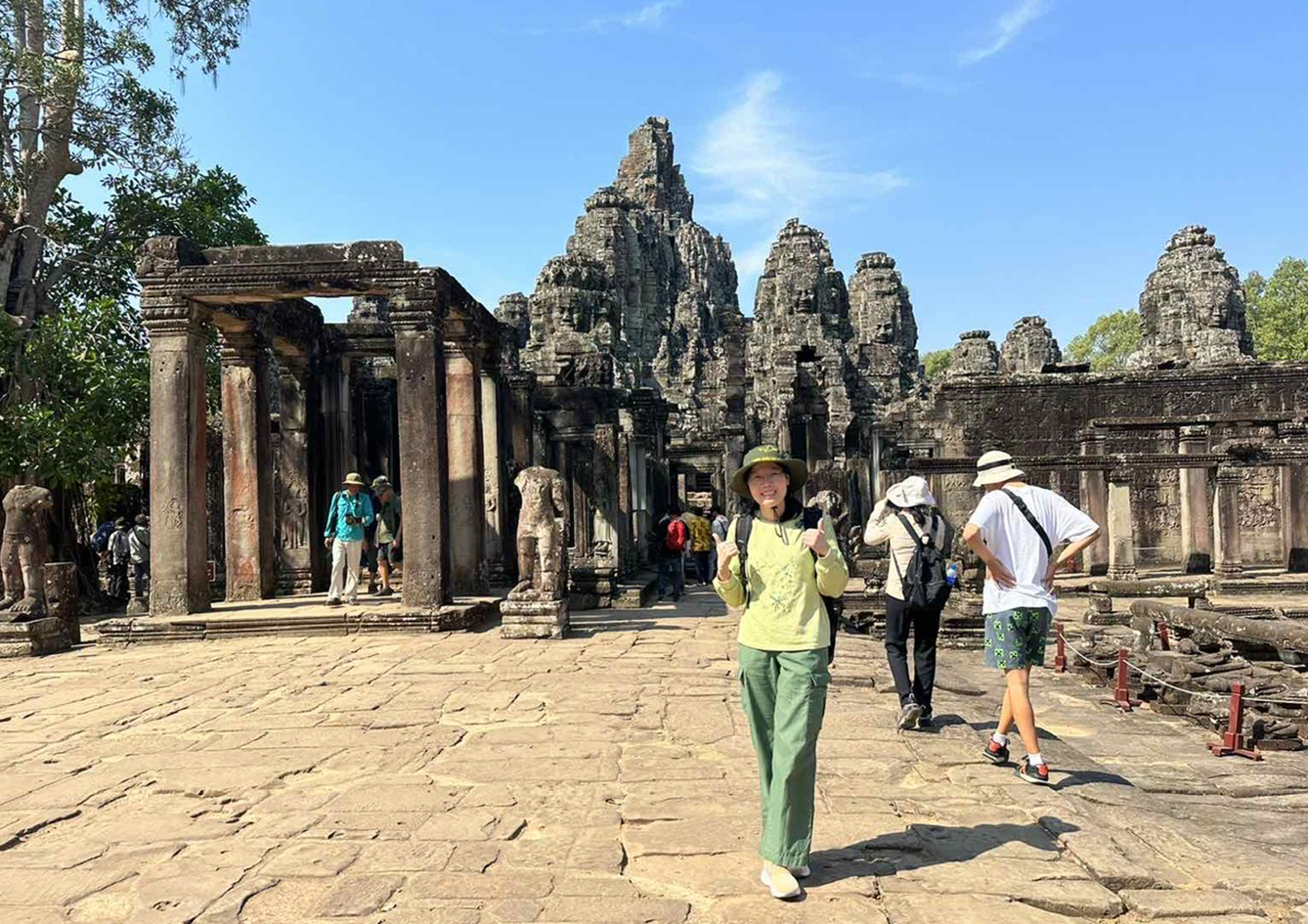 Các tour gần Việt Nam là lựa chọn của số đông du khách trong dịp Tết Nguyên đán 2024.  Trong ảnh: Du khách vào thăm đền Angkor Wat, Campuchia.