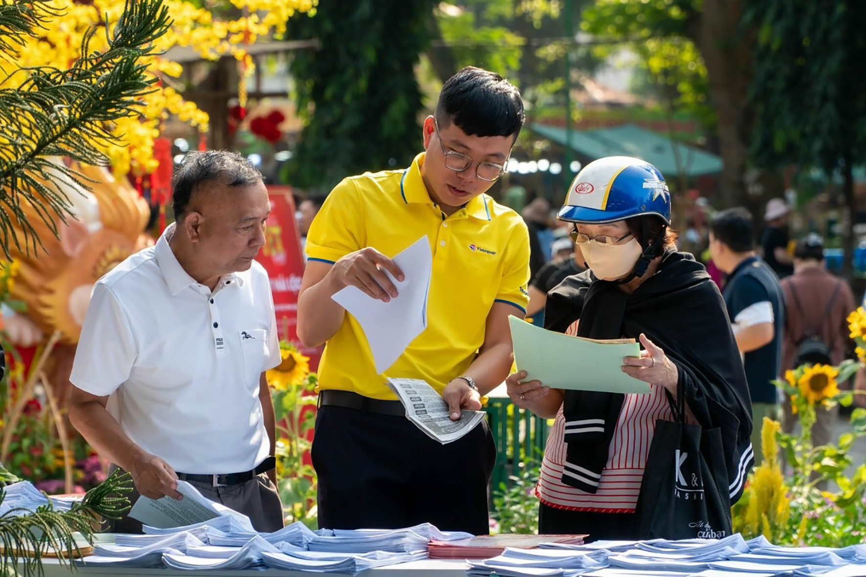 Du khách tìm hiểu tour tại Vietravel trong khuôn khổ Lễ hội Tết Việt 2024.