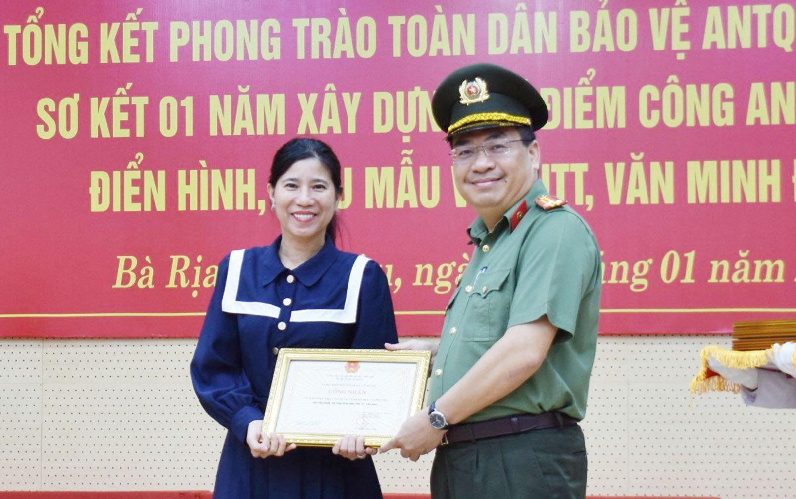 Thượng tá Lương Đức Minh, Phó Giám đốc Công an tỉnh trao công nhận của UBND tỉnh cho Báo Bà Rịa-Vũng Tàu đạt tiêu chuẩn an toàn về an ninh, trật tự năm 2023.