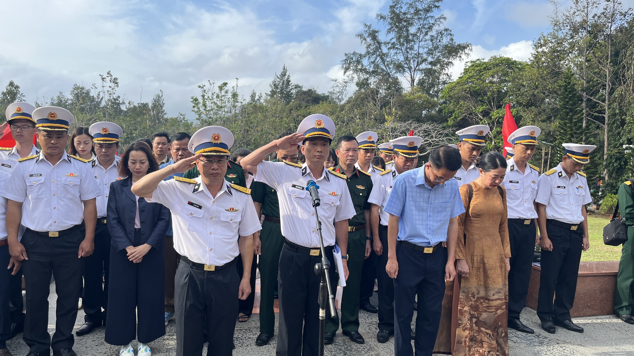 Đoàn công tác Bộ Tư lệnh Vùng 2 Hải quân viếng tưởng niệm các Anh hùng, Liệt sĩ tại Nghĩa trang Hàng Dương